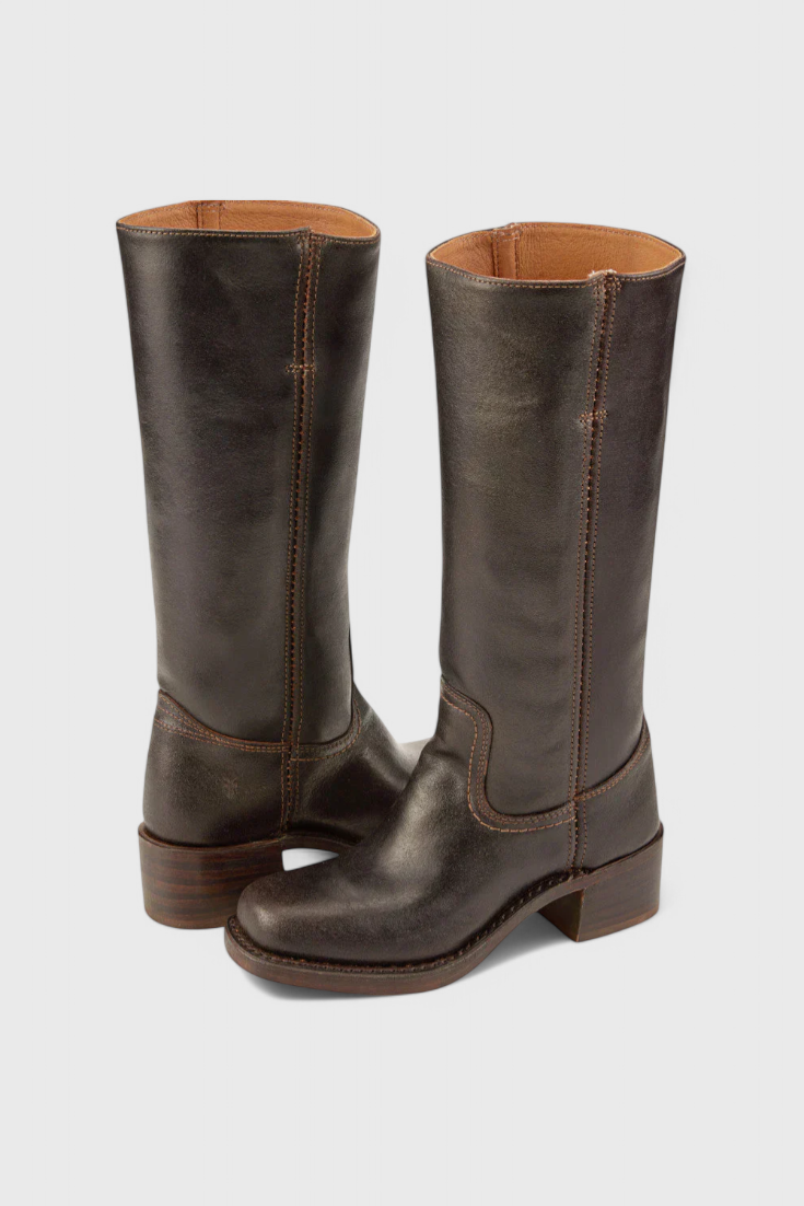 Par de botas altas marrón oscuro visto desde atrás, destacando las cañas rectas y los tacones bajos.