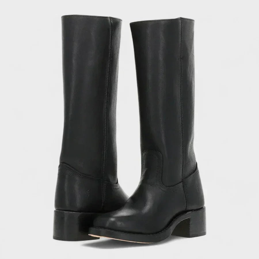 Botas altas negras de estilo ecuestre, con puntera redondeada y tacón bajo ancho, mostradas en vista frontal y lateral.