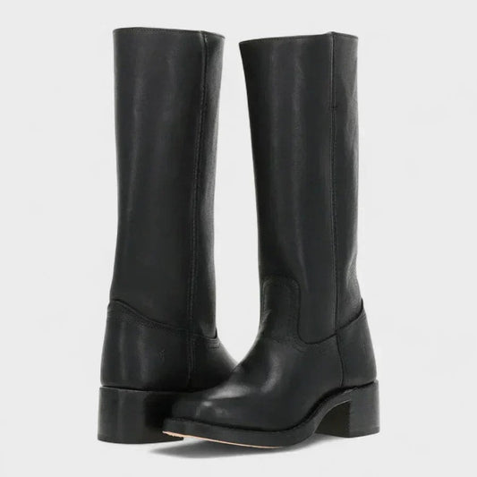 Botas altas negras de estilo ecuestre, con puntera redondeada y tacón bajo ancho, mostradas en vista frontal y lateral.