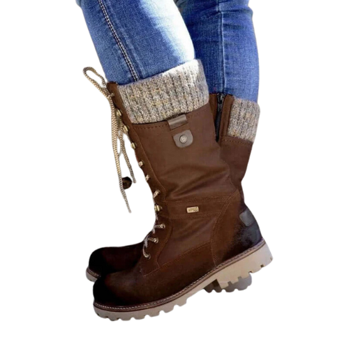 Par de botas de invierno marrón oscuro de caña media, con borde de punto, cordones y suela con relieve, combinadas con vaqueros.