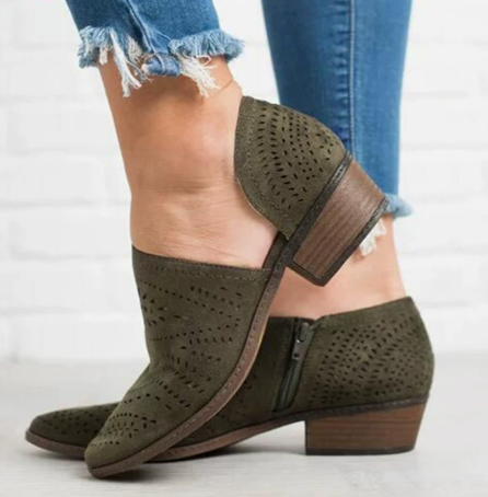 Botines bajos verde oliva con calado decorativo, cremallera lateral y tacón bajo, mostrados desde una vista trasera y lateral con un botín cruzado delante.