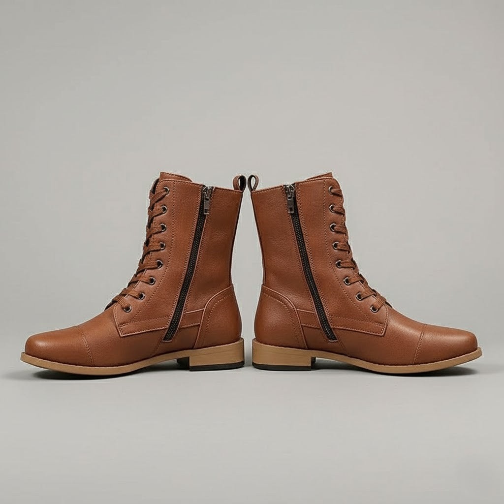Botines marrones mostrados de perfil, con cremallera lateral completa, cordones en el empeine y tacón bajo.