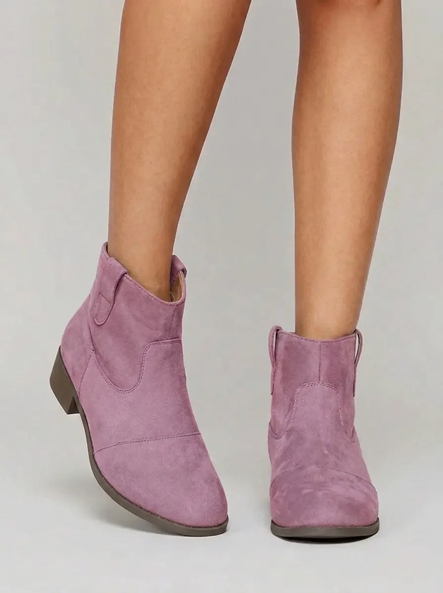 Botines Yolanda en color rosa malva, mostrados de frente con paneles curvos y tiradores laterales.