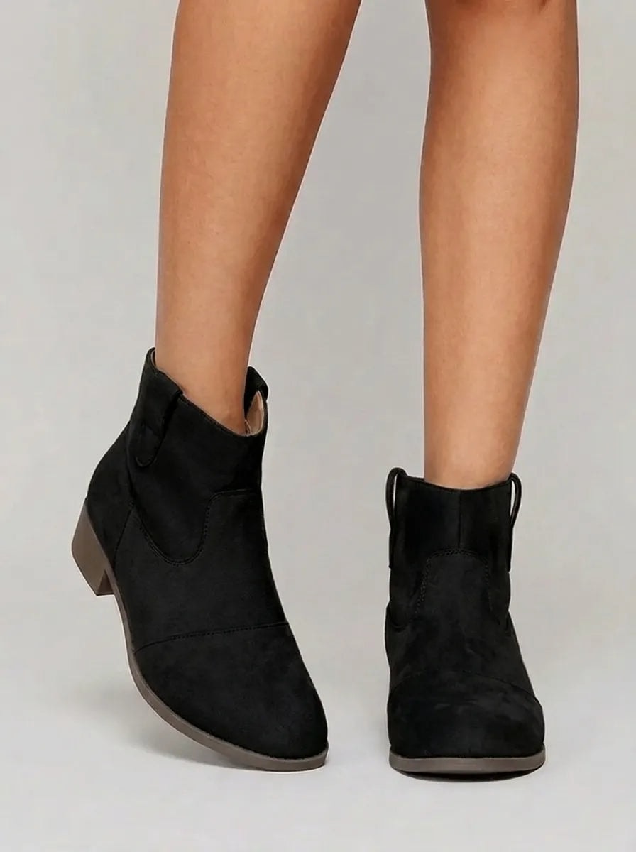 Botines western Yolanda en color negro, con diseño de caña corta, punta redondeada y tacón bajo.