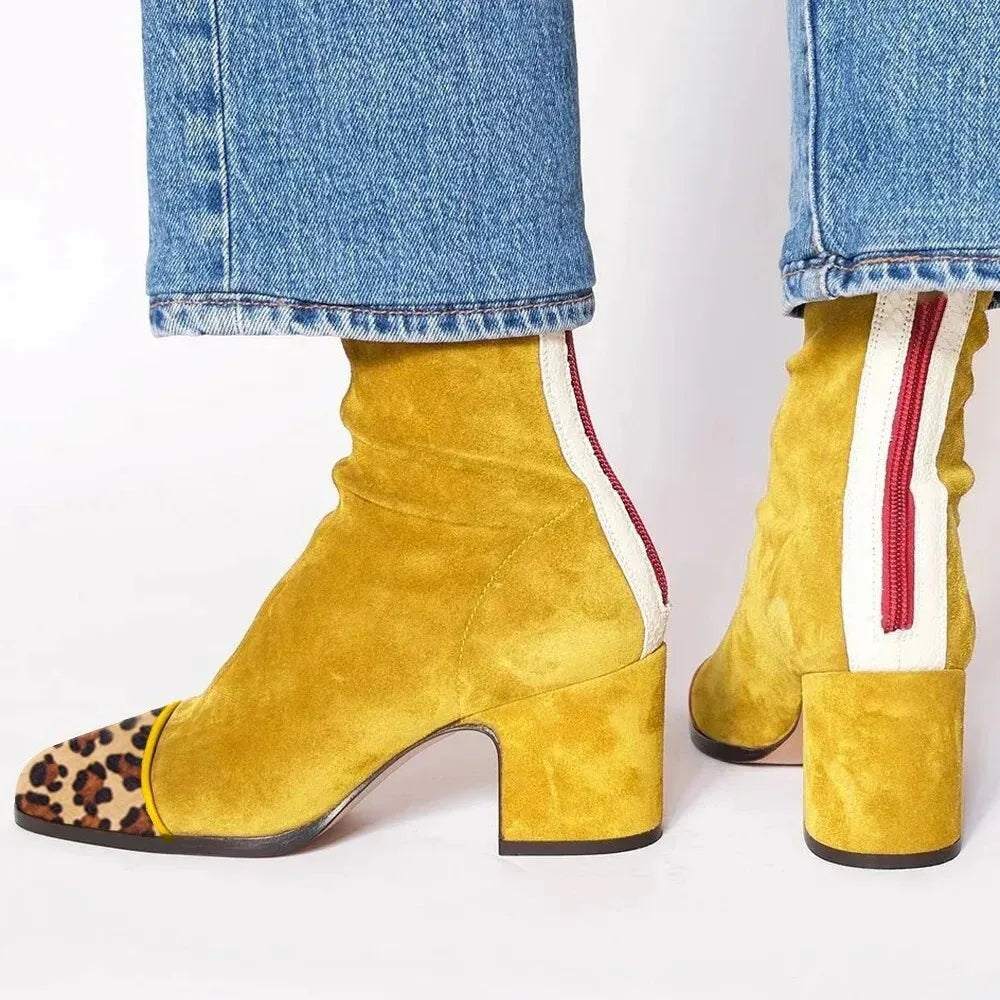Botines amarillos de tacón ancho con puntera estampada de leopardo y vista lateral y trasera.