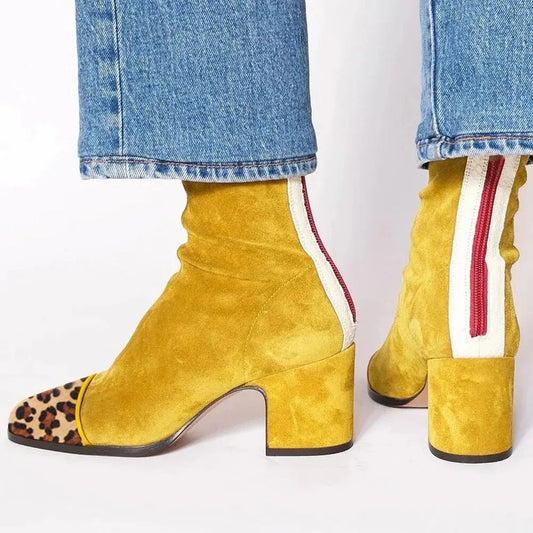 Botines amarillos de tacón ancho con puntera estampada de leopardo y vista lateral y trasera.