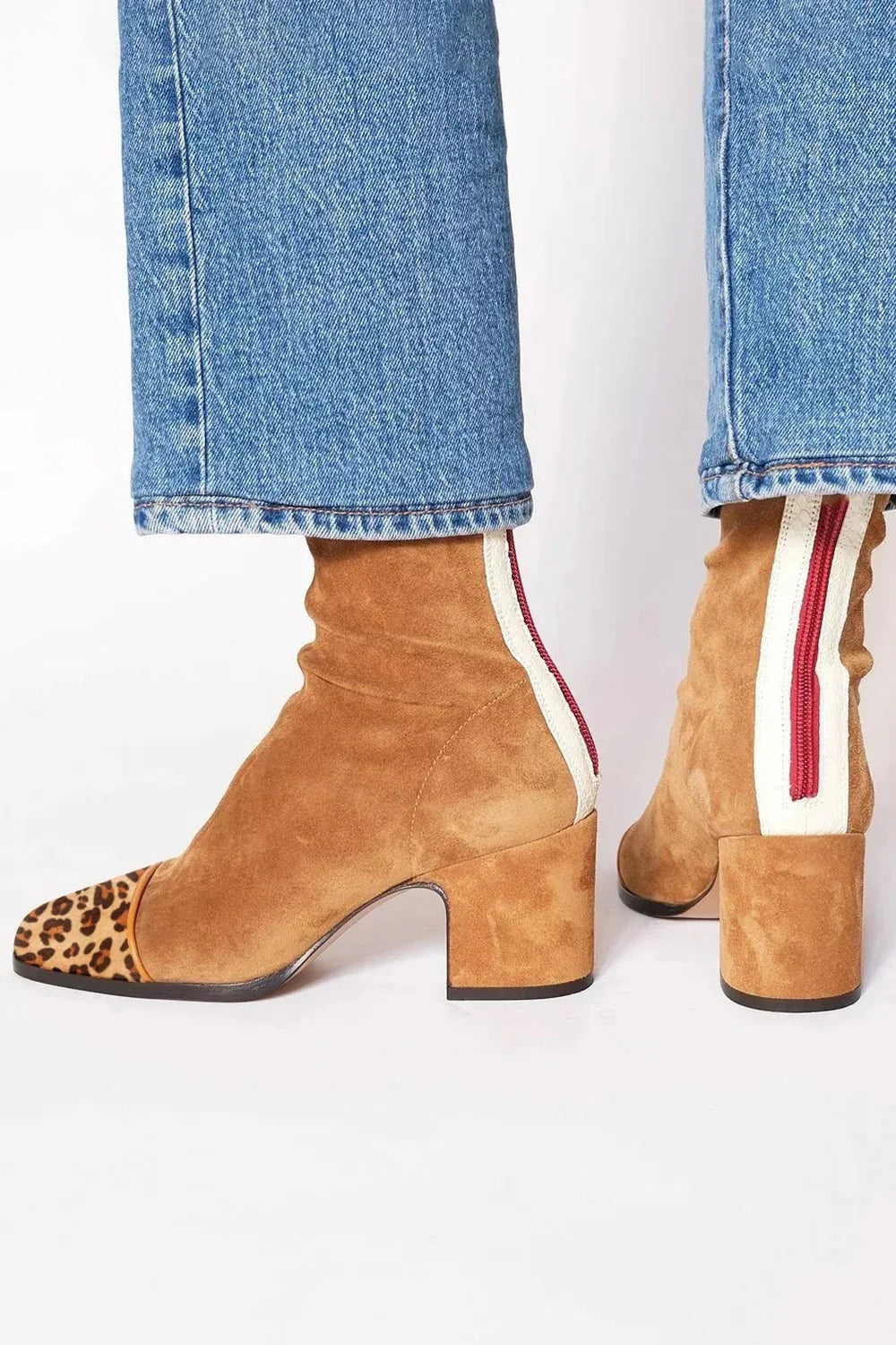 Vista lateral de botines camel con puntera de leopardo y tacón ancho, acompañada de una vista trasera.