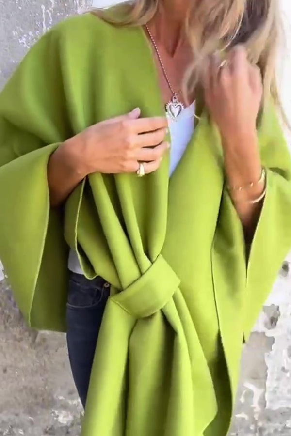 Capa verde oliva abierta y ajustada con un nudo frontal, vista junto a una camiseta blanca y pantalón oscuro.