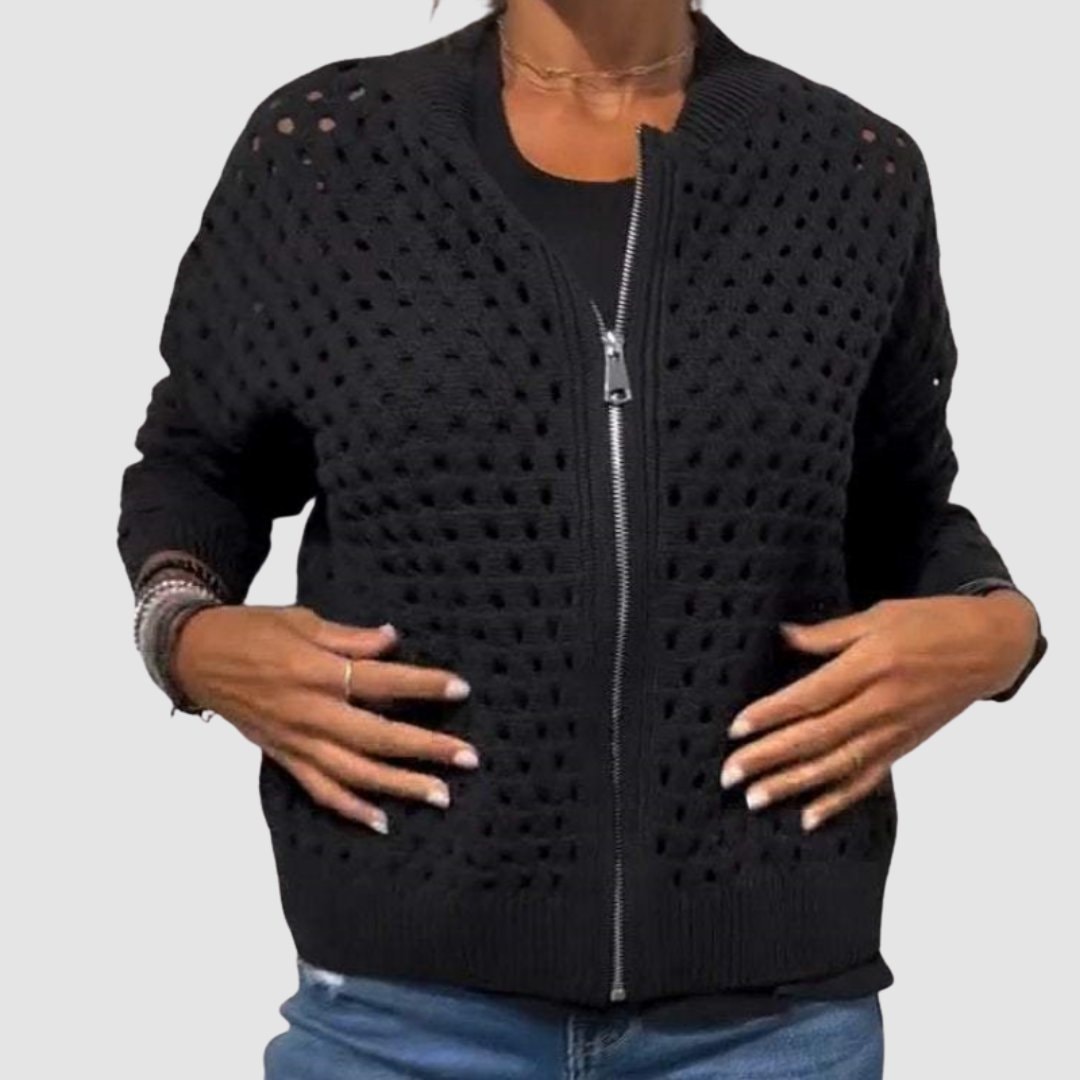 Cárdigan calado negro con cremallera frontal cerrada y cuello, puños y bajo acanalados.