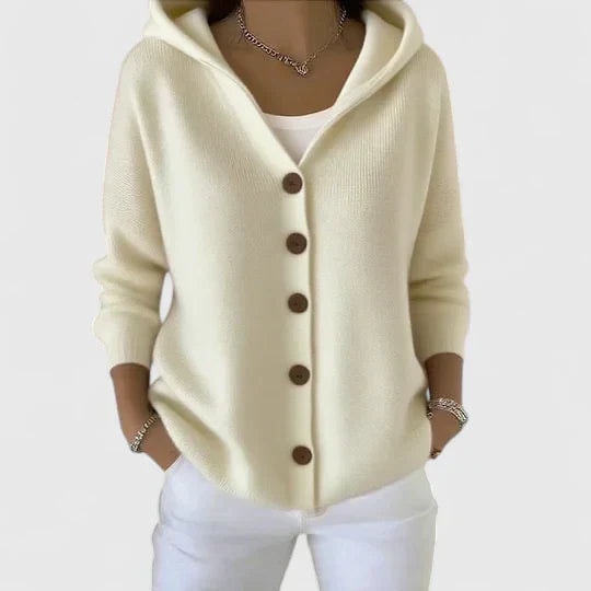 Cárdigan color crema con capucha y cierre frontal de botones, mostrado con una camiseta blanca debajo.