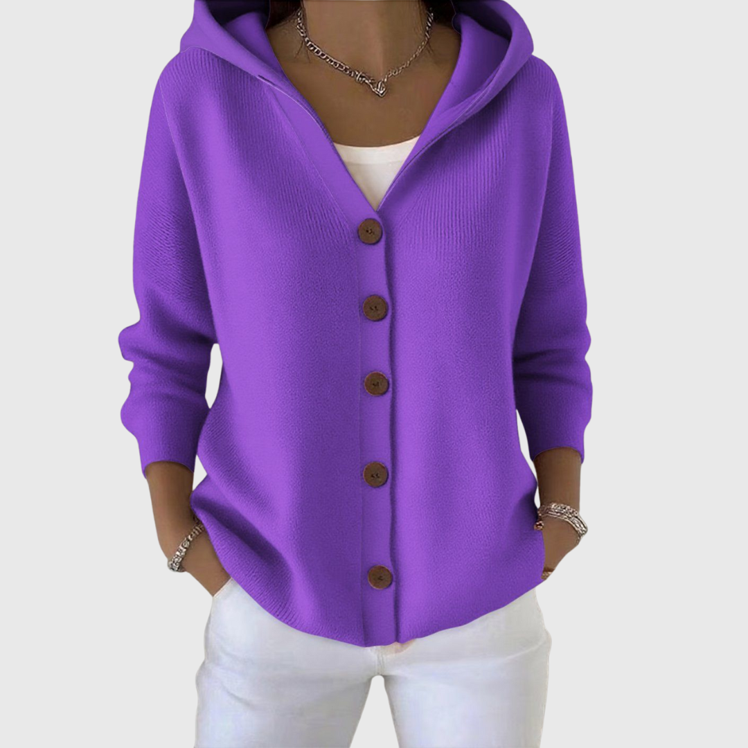 Cárdigan morado intenso con capucha y botones marrones, de mangas largas y corte relajado.