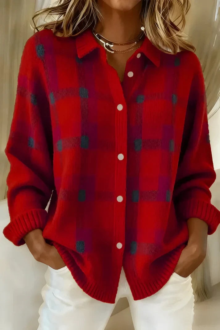 Cárdigan rojo de cuadros en tonos oscuros, con cuello camisero, cierre de botones y puños acanalados vueltos.
