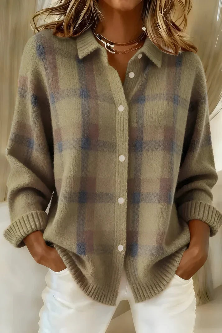 Cárdigan beige y gris con estampado de cuadros suaves, cuello camisero, botones frontales y puños acanalados.
