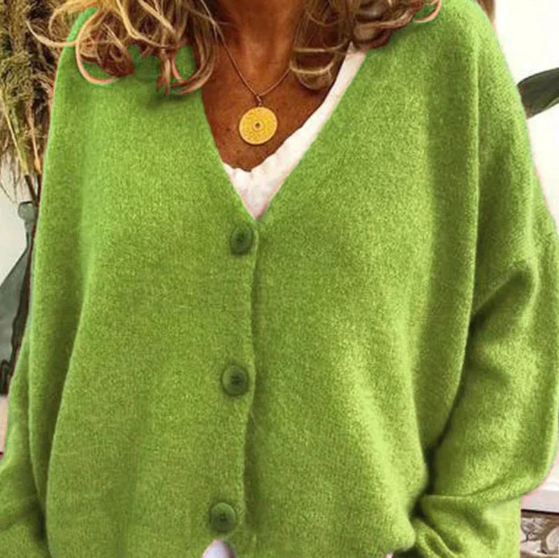 Cárdigan verde lima de cuello en V, con botones frontales y ajuste holgado.