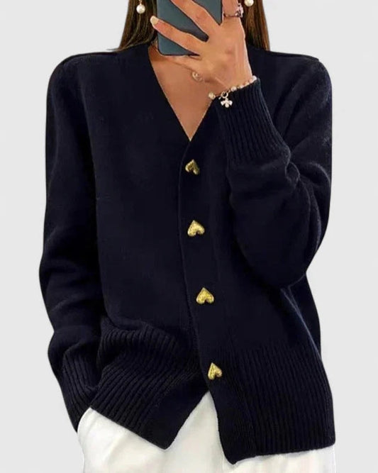 Cárdigan negro de cuello en V, corte relajado, puños y bajo acanalados, con botones dorados en forma de corazón.