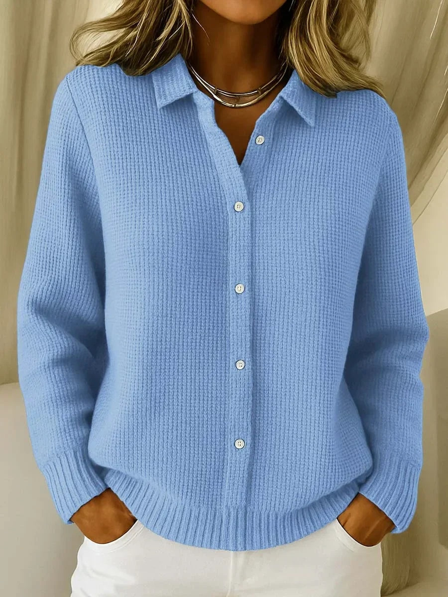 Cárdigan de punto azul claro con cuello camisero, cierre frontal de botones, mangas largas y bajo acanalado.