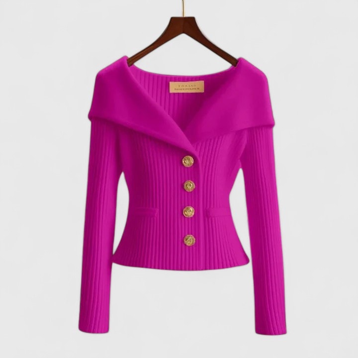 Cárdigan entallado de canalé en fucsia, con cuello amplio vuelto, mangas largas y cuatro botones decorativos dorados.