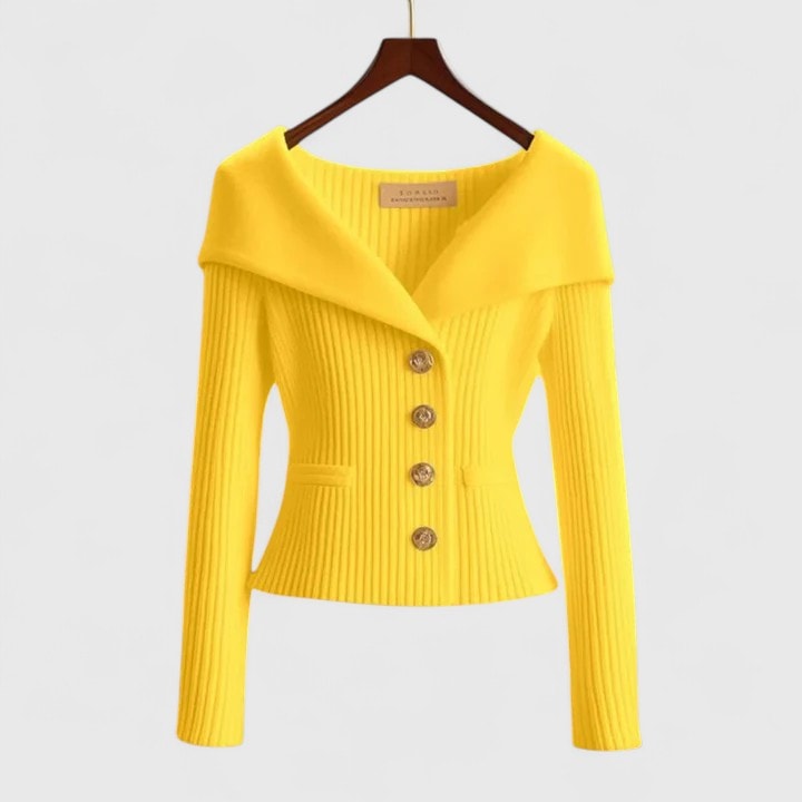 Cárdigan de canalé amarillo brillante con silueta ceñida, cuello amplio vuelto y cuatro botones decorativos.