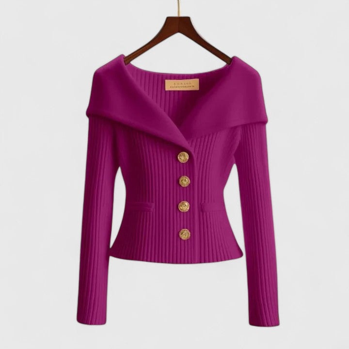 Cárdigan de canalé en tono morado intenso, con silueta ceñida, cuello amplio y botones decorativos en la parte delantera.