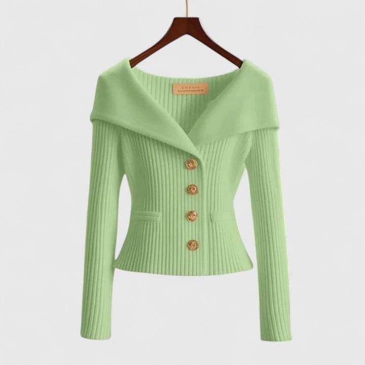 Cárdigan de canalé verde claro con corte entallado, cuello amplio vuelto y cuatro botones decorativos.