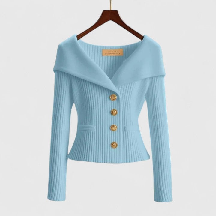 Cárdigan de canalé azul celeste con cuello amplio vuelto, cintura marcada y cuatro botones decorativos.