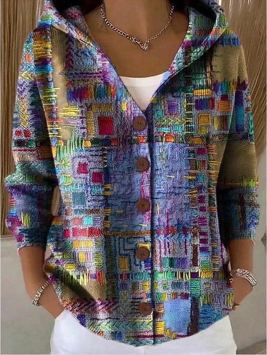 Cárdigan con capucha y botones frontales, decorado con un estampado multicolor de formas geométricas y texturas variadas.