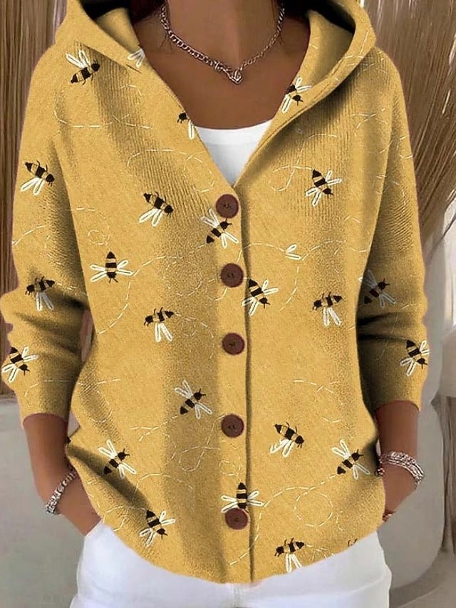 Cárdigan con capucha en tono mostaza, adornado con un estampado repetido de abejas y botones marrones.