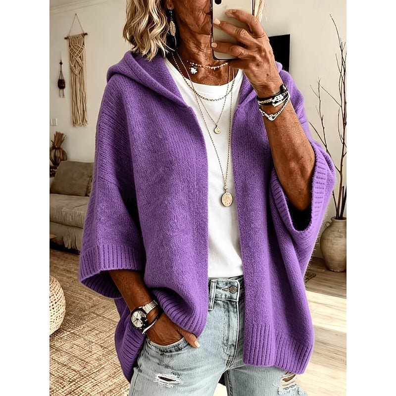 Cárdigan holgado morado con capucha, mangas amplias y frente abierto, usado sobre una camiseta blanca.