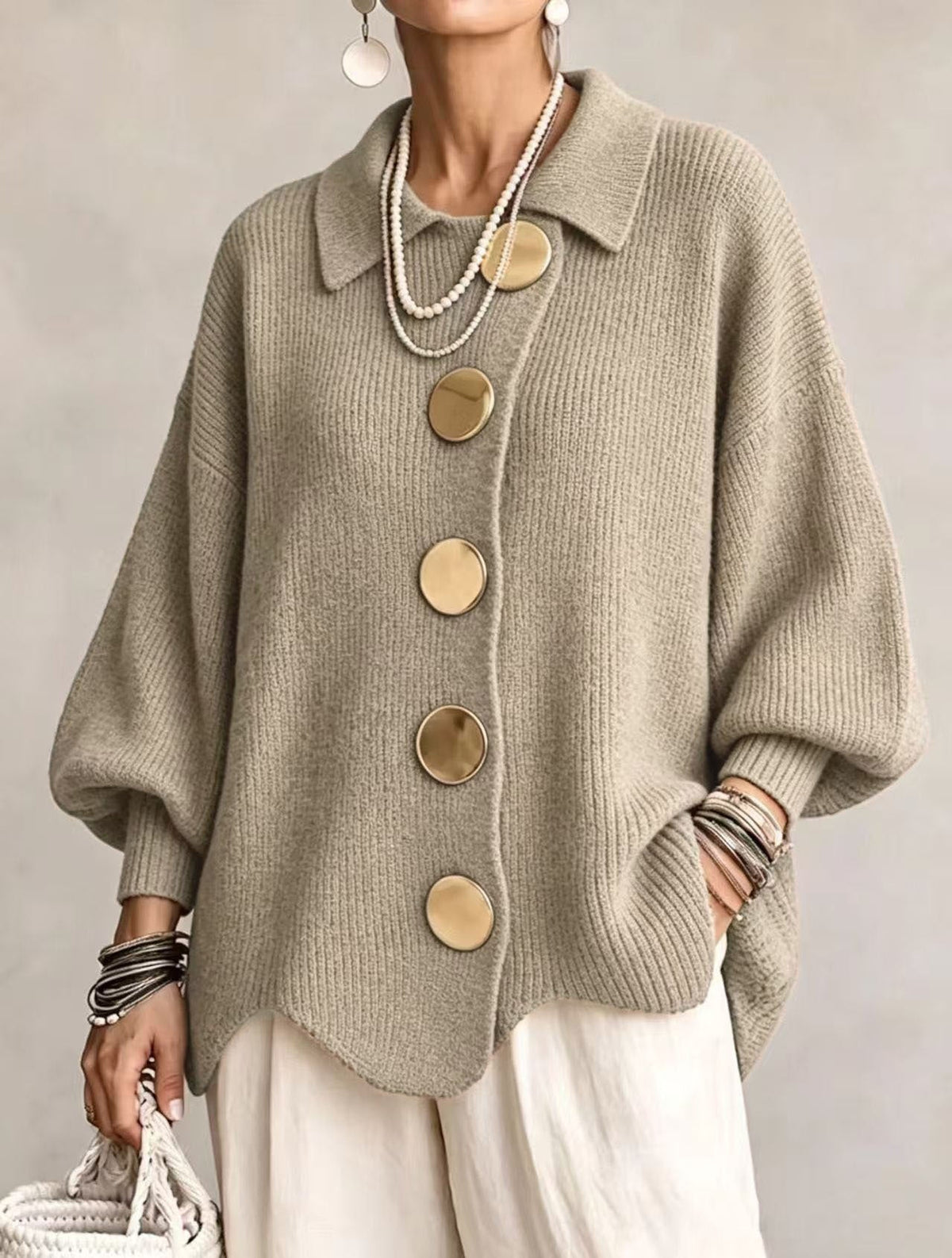Cárdigan beige de silueta relajada, con mangas voluminosas, cuello y botones grandes en contraste suave.