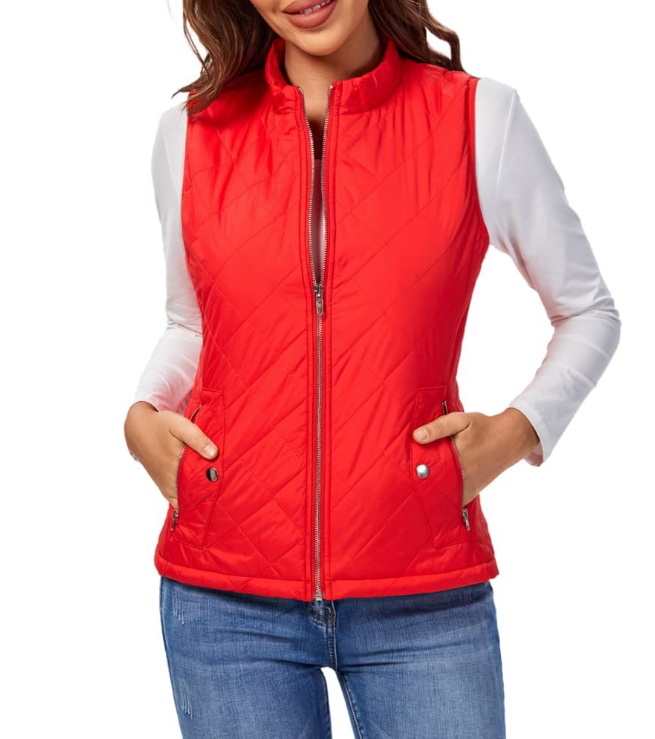 Chaleco acolchado rojo intenso con cuello alto, cierre frontal y bolsillos laterales con broches.