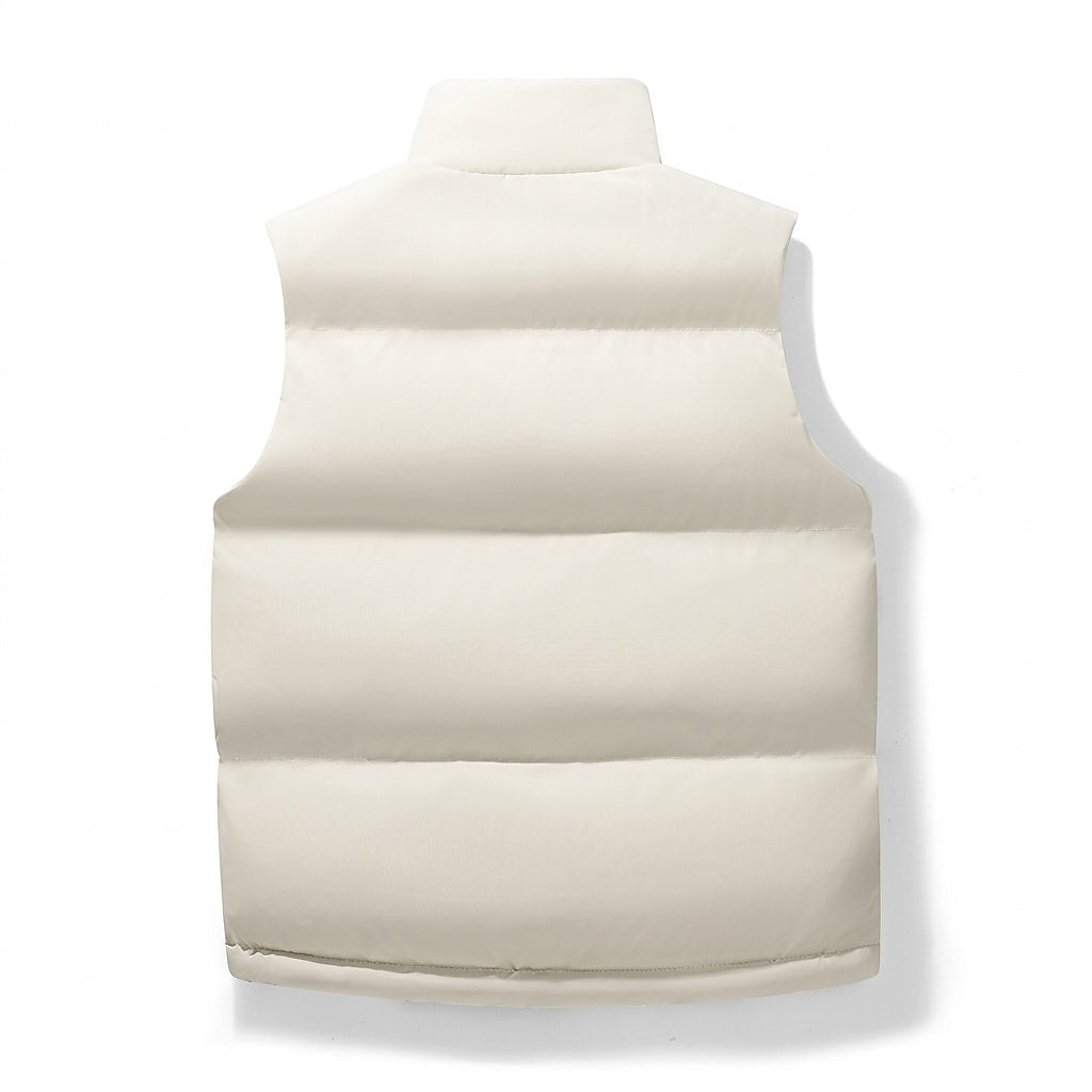 Parte posterior de un chaleco acolchado color crema, con cuello alto y paneles horizontales de volumen.