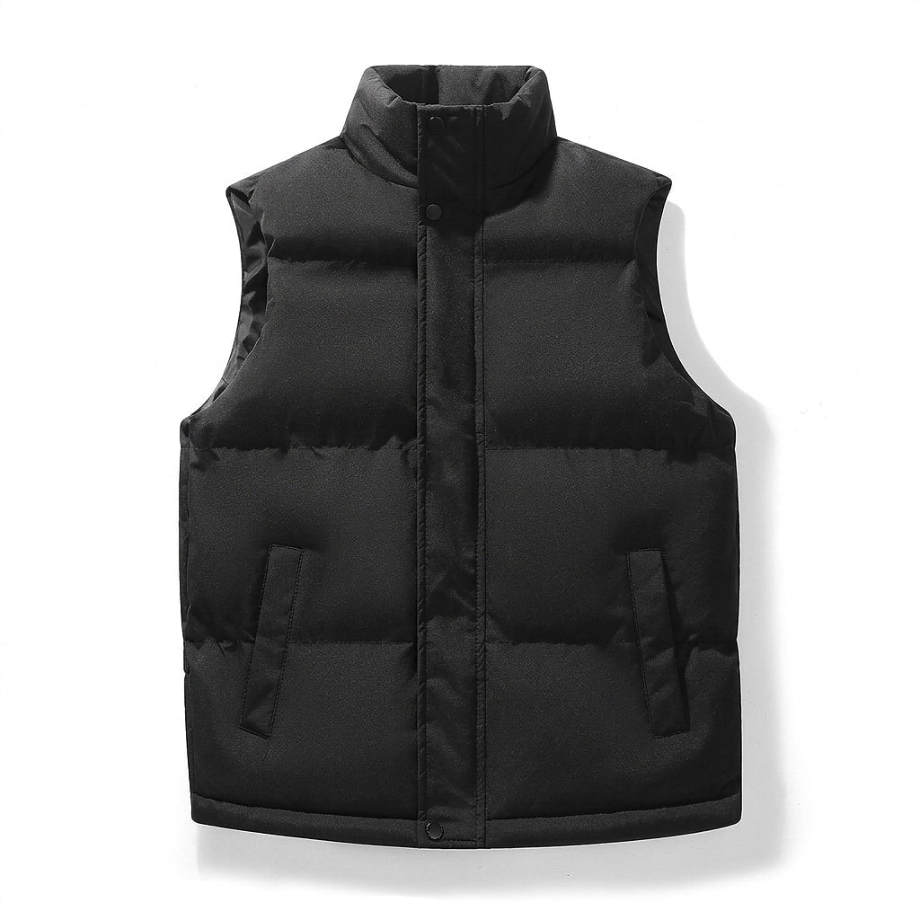Chaleco acolchado negro de frente, con cuello alto, cierre frontal con broches y bolsillos laterales inclinados.