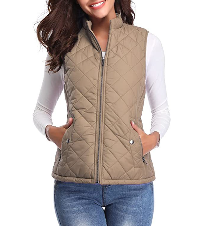 Chaleco acolchado beige de cuello alto con cierre frontal y bolsillos laterales con broches.