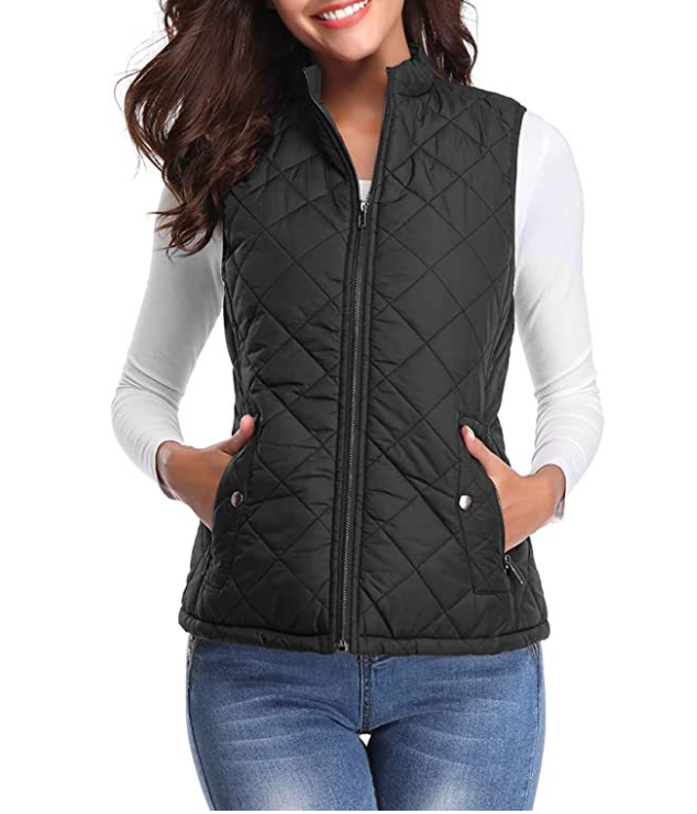 Chaleco acolchado negro con cierre frontal, cuello alto y bolsillos laterales con broches.