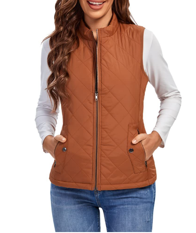 Chaleco acolchado marrón con cuello alto cerrado, cierre frontal y bolsillos laterales con cremallera y broche.
