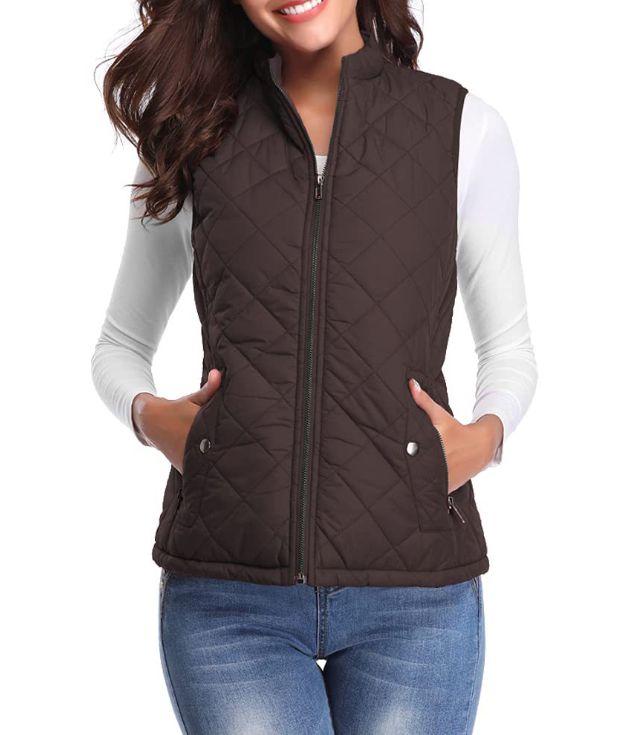 Chaleco acolchado marrón oscuro con diseño de rombos, cuello alto y ambos bolsillos laterales ocupados.