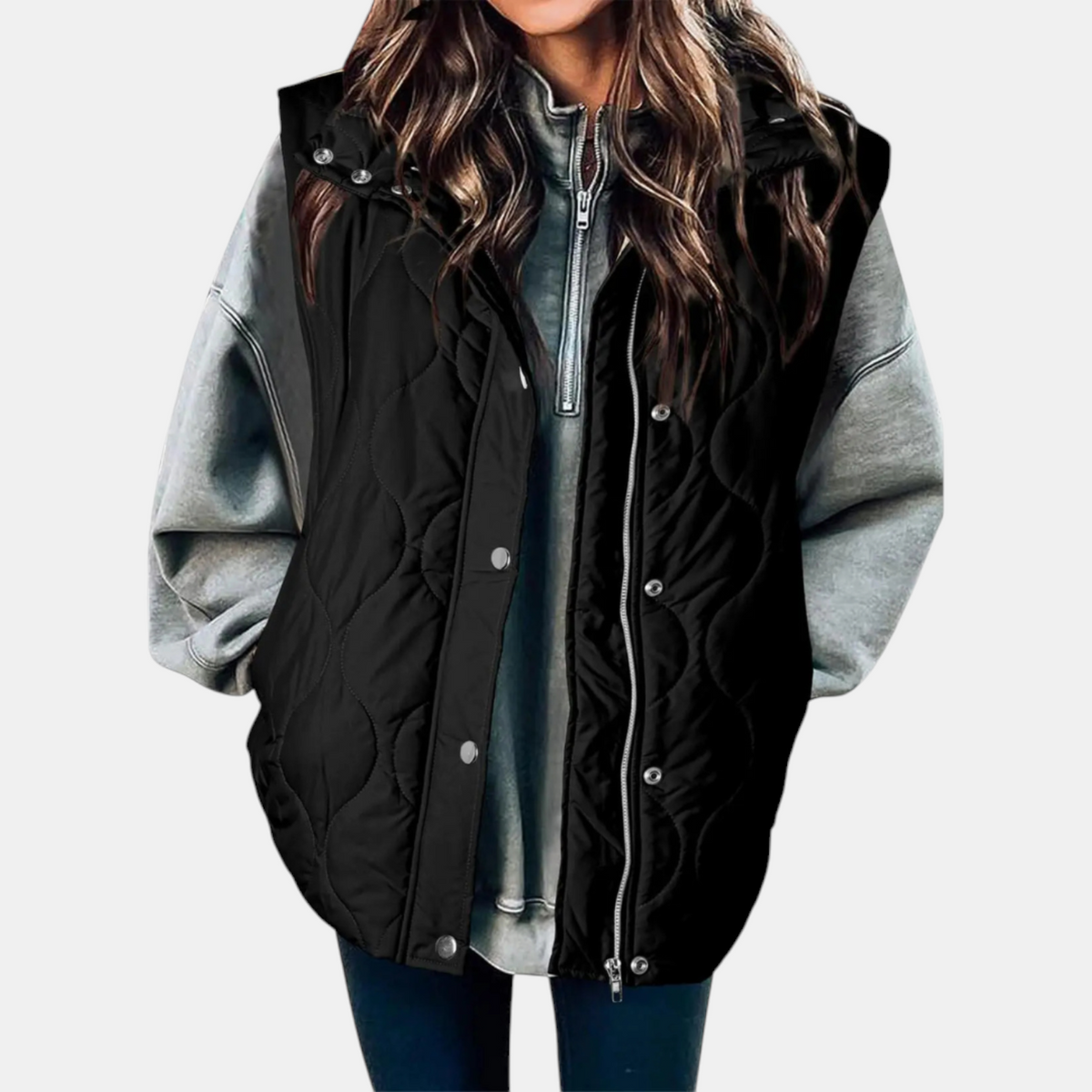 Chaleco acolchado largo negro con capucha, cierre frontal y broches, combinado con sudadera gris.