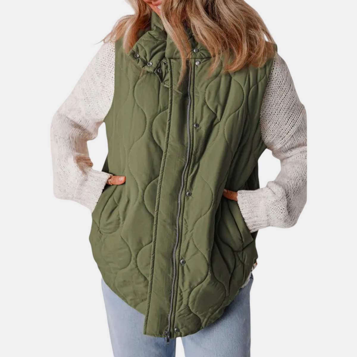 Vista frontal de chaleco acolchado largo verde oliva con cuello alto, capucha recogida y cremallera cerrada.