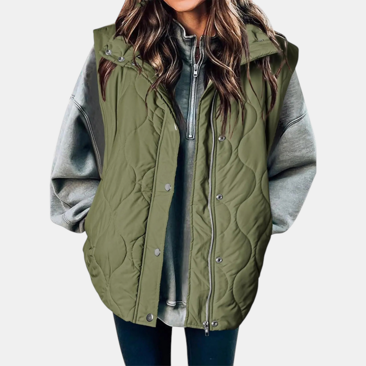 Chaleco acolchado largo verde oliva con capucha y cierre frontal sobre una sudadera gris.