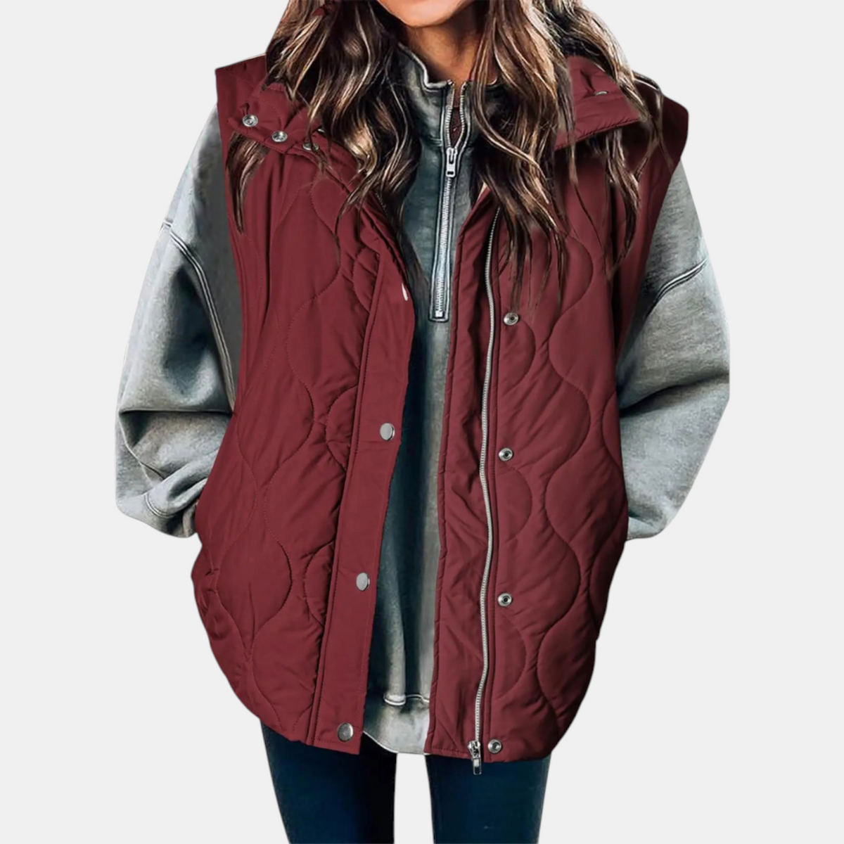 Chaleco acolchado largo burdeos con capucha y diseño de costuras onduladas.