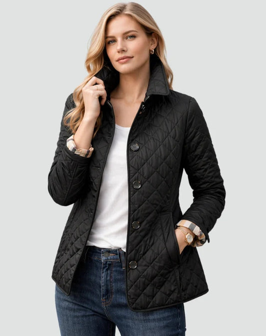 Chaqueta acolchada negra con cuello camisero levantado, cierre frontal de botones y bolsillos laterales.