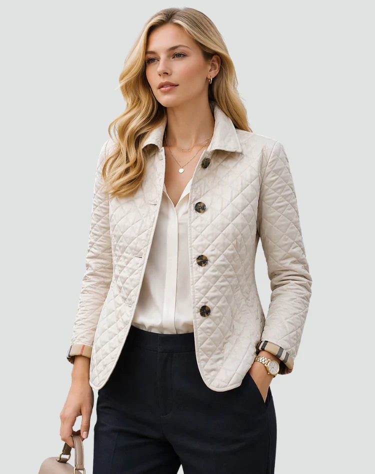 Chaqueta acolchada color marfil con cuello camisero, botones oscuros y bolsillos laterales.
