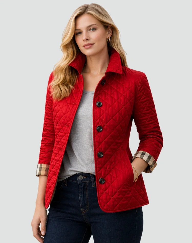 Chaqueta acolchada roja con cuello camisero elevado, cierre de botones y bolsillos laterales.
