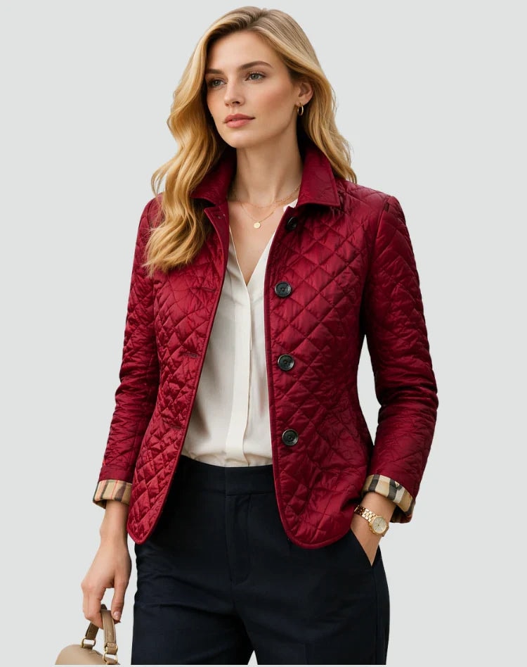 Chaqueta acolchada burdeos con cuello camisero, botones oscuros y blusa clara debajo.