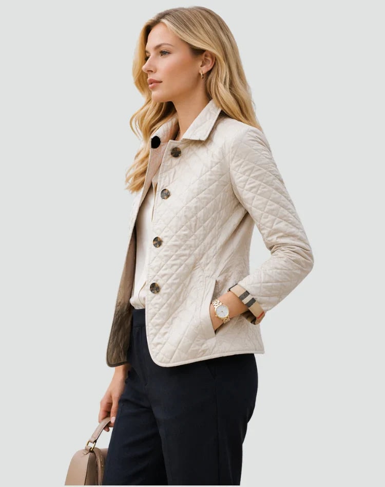 Vista lateral de chaqueta acolchada color marfil con cierre de botones, cuello camisero y bolsillo lateral.