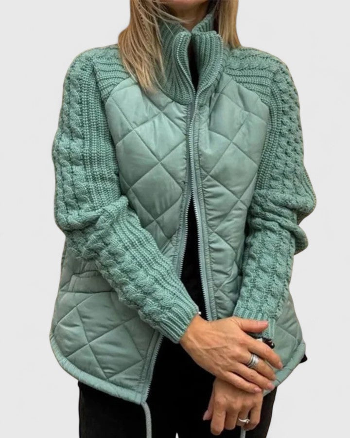 Chaqueta acolchada verde claro con mangas de punto a juego, cierre frontal parcialmente abierto y cordón visible en el bajo.