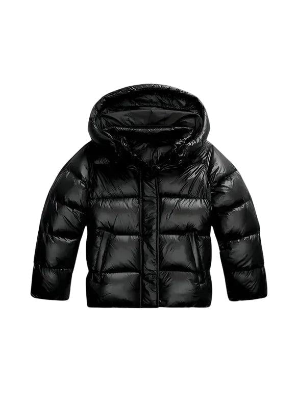 Chaqueta acolchada corta negra con capucha y cierre frontal.