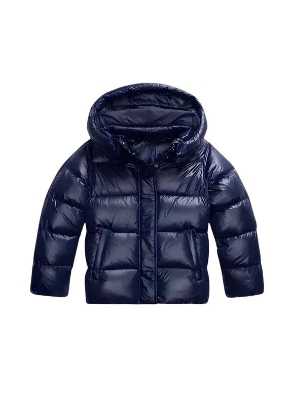 Vista frontal de la chaqueta acolchada corta azul marino, con capucha voluminosa y mangas largas.