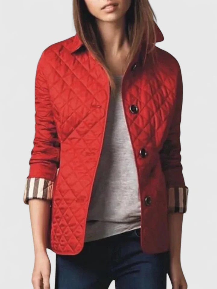 Chaqueta acolchada roja de frente, con silueta entallada, cuello alto y tres botones visibles.