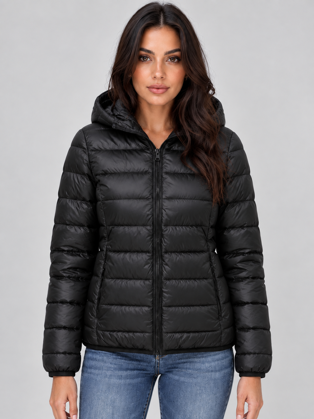 Chaqueta acolchada ligera negra con capucha y cierre frontal completo, vista de frente.